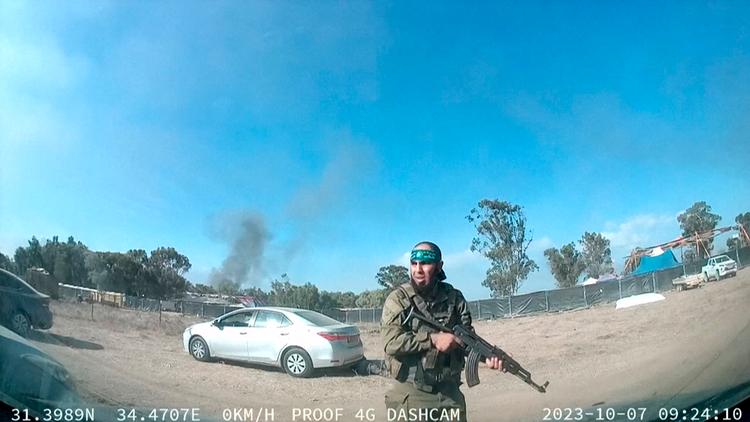 97 personer, som lørdag blev bortført af den palæstinensiske terrororganisation Hamas., er indtil videre identificeret. Det samlede tal kan være helt op til 150.  Foto: -/Ritzau Scanpix