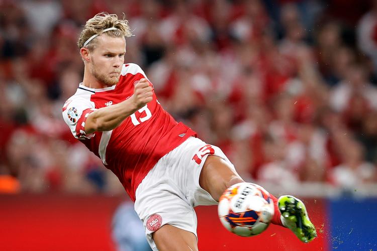 I september debutede Morten Hjulmand for Danmark, da han kom på banen mod San Marino. Han er en arbejdsom midtbanekriger med en formidabel evne til at læse spillet, så han nu nyder stor succes efter en utradionel vej i fodbolden. Foto: Jens Dresling