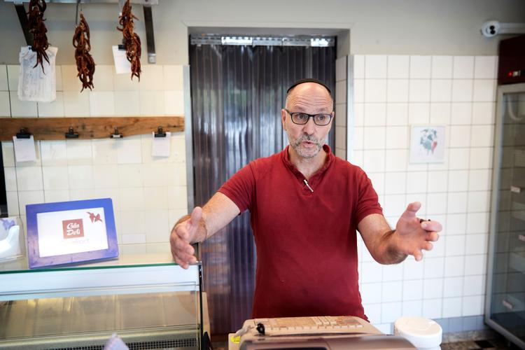 Gil Zchout ejer den jødiske slagterbutik på Lyngbyvejen. Efter angrebene mod Israel har der været usædvanlig få kunder. De er optaget af at tale med familie og venner i Israel, mener han.  Foto: Jens Dresling