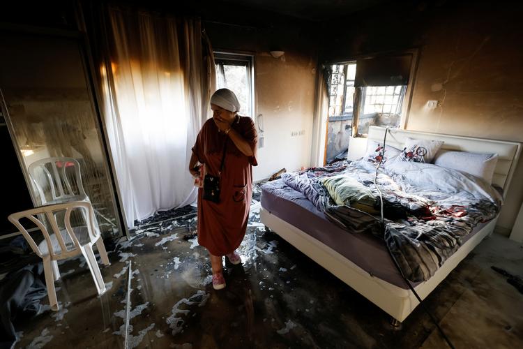 Mange israelske vælgere  tillægger premierminister Benjamin Netanyahu ansvaret for det israelske militær og efterretningstjenestens svigt forud for Hamas' attentat i Israel. Her er en kvindes hjem i byen Ashkelon ramt af raketter affyret fra Gaza. Foto: Amir Cohen/Ritzau Scanpix