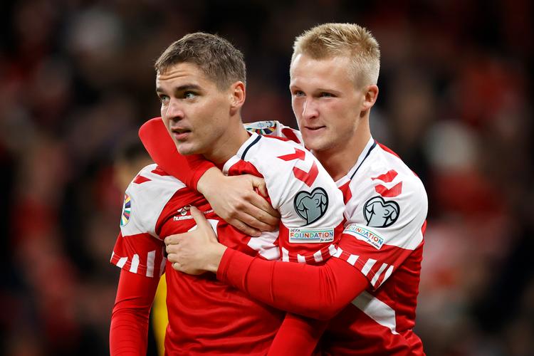 Robert Skov har scoret til 3-0 og jubler med Kasper Dolberg.   Foto: Jens Dresling
