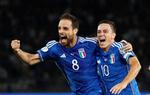  Giacomo Bonaventura (tv.) blev med 34 år den ældste spiller til at score sit første landskampsmål for Italien. Her jubler han over scoringen til 1-0 mod Malta sammen med Giacomo Raspadori.   Foto: Alessandro Garofalo/Ritzau Scanpix