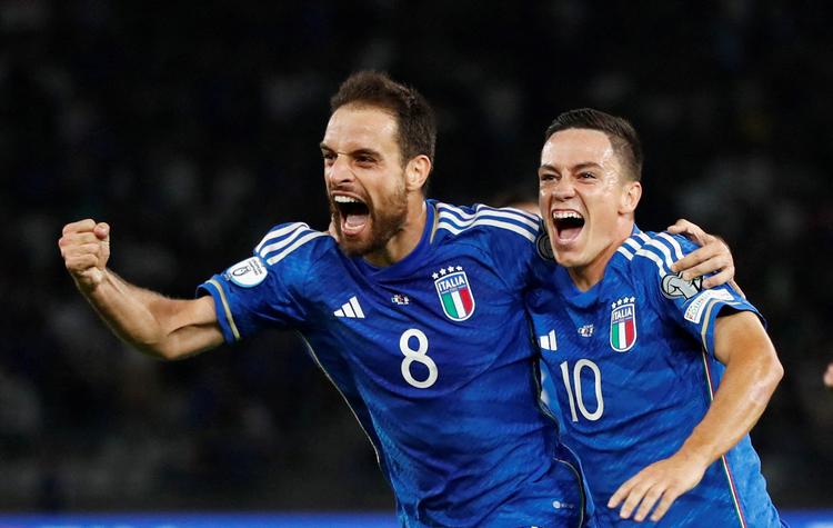  Giacomo Bonaventura (tv.) blev med 34 år den ældste spiller til at score sit første landskampsmål for Italien. Her jubler han over scoringen til 1-0 mod Malta sammen med Giacomo Raspadori.   Foto: Alessandro Garofalo/Ritzau Scanpix
