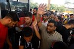 Palæstinensere står i kø for at få brændstof, som der er voldsom mangel på i hele Gaza.  Foto: Ibraheem Abu Mustafa/Ritzau Scanpix