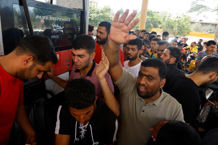 Palæstinensere står i kø for at få brændstof, som der er voldsom mangel på i hele Gaza.  Foto: Ibraheem Abu Mustafa/Ritzau Scanpix