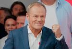 Lederen af oppositionen Donald Tusk, holder tale til sine partifæller søndag aften, hvor han erklærer, at de har vundet.  Foto: Janek Skarzynski/Ritzau Scanpix
