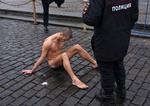  I 2013 sømmede Pavlenskij sine testikler fast til Den Røde Plads i Moskva i protest mod apatien i det russiske samfund, der ifølge kunstneren kunne resultere i en politistat.  Foto: Stringer/russia/Ritzau Scanpix