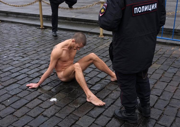  I 2013 sømmede Pavlenskij sine testikler fast til Den Røde Plads i Moskva i protest mod apatien i det russiske samfund, der ifølge kunstneren kunne resultere i en politistat.  Foto: Stringer/russia/Ritzau Scanpix