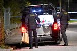Teknikere fra svensk politi rykkede i weekenden ud til en lejlighed i Malmø, hvor der var blevet skudt. Hver uge byder på nye ofre i bandekrigen. Foto: 50090 Johan Nilsson/tt/Ritzau Scanpix