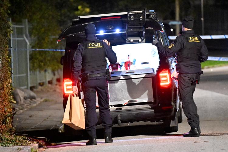 Teknikere fra svensk politi rykkede i weekenden ud til en lejlighed i Malmø, hvor der var blevet skudt. Hver uge byder på nye ofre i bandekrigen. Foto: 50090 Johan Nilsson/tt/Ritzau Scanpix