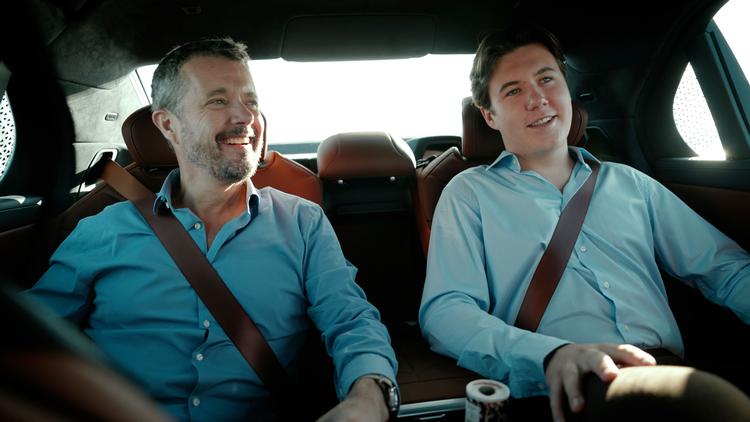 To kommende konger på tour de Danmarks Institutioner 