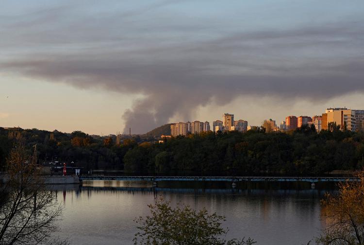 Røg stiger op fra området ved Avdijivka. Her set fra Donetsk 11. oktober.  Foto: Alexander Ermochenko/Ritzau Scanpix