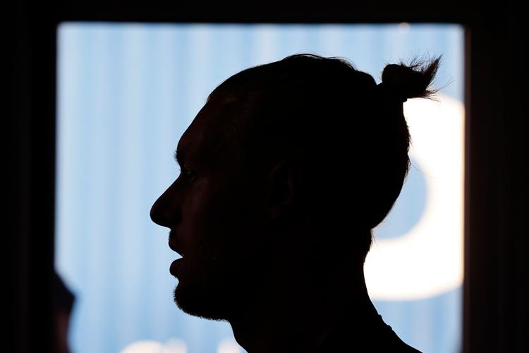 Karrieren har lært Simon Kjær, hvornår han skal kigge på sin telefon, og hvornår han skal lade være. Landsholdskonflikten i 2018 var en af de perioder, hvor han måtte tage mange hug for holdet. Foto: Jens Dresling/Ritzau Scanpix