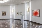 Blandt de  internationale navne på udstillingen er den syriskamerikanske kunstner Simone Fattal, som står bag det røde billede her på Schinkel Pavillon i Berlin. 'Vous avez fait un paysage moral exact', hedder billedet fra 1977.   Foto: Frank Sperling