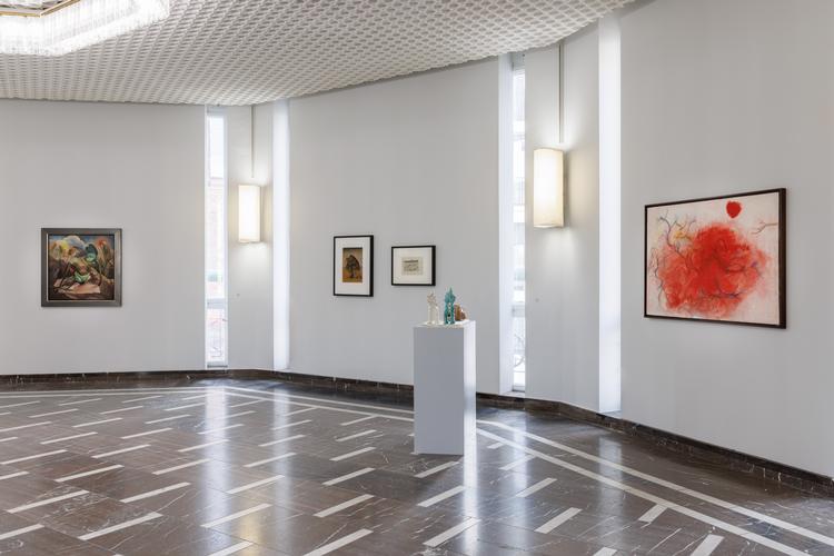 Blandt de  internationale navne på udstillingen er den syriskamerikanske kunstner Simone Fattal, som står bag det røde billede her på Schinkel Pavillon i Berlin. 'Vous avez fait un paysage moral exact', hedder billedet fra 1977.   Foto: Frank Sperling