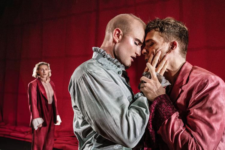 Morten Hee Andersens Don Juan kan elske hele verden, men synes mest forgabt i den boblende ungpigegenerte  Kristoffer Eriknauer som Charlotte. Foto: Camilla Winther 