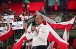 Donald Tusk ligner en kommende regeringsleder i Polen, efter at hans koalition fik 53,5 procent af stemmerne ved søndagens valg med over 99 procent af stemmerne talt op. Foto: Kacper Pempel/Ritzau Scanpix