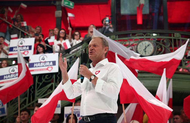 Donald Tusk ligner en kommende regeringsleder i Polen, efter at hans koalition fik 53,5 procent af stemmerne ved søndagens valg med over 99 procent af stemmerne talt op. Foto: Kacper Pempel/Ritzau Scanpix