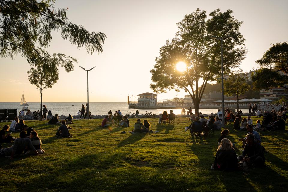  Promenaden i Kadıköy strækker sig mange kilometer langs kysten. Her mødes gamle og unge i parken, og især i weekenden er der propfyldt. Foto: Walther Bølge