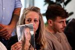 En video af en 21-årig fransk-israelsk kvinde blev mandag offentliggjort af Hamas. Kvindens mor har på et pressemøde  tryglet Hamas om at frigive datteren. Foto: Ronen Zvulun/Ritzau Scanpix
