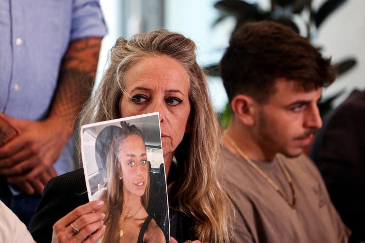En video af en 21-årig fransk-israelsk kvinde blev mandag offentliggjort af Hamas. Kvindens mor har på et pressemøde  tryglet Hamas om at frigive datteren. Foto: Ronen Zvulun/Ritzau Scanpix