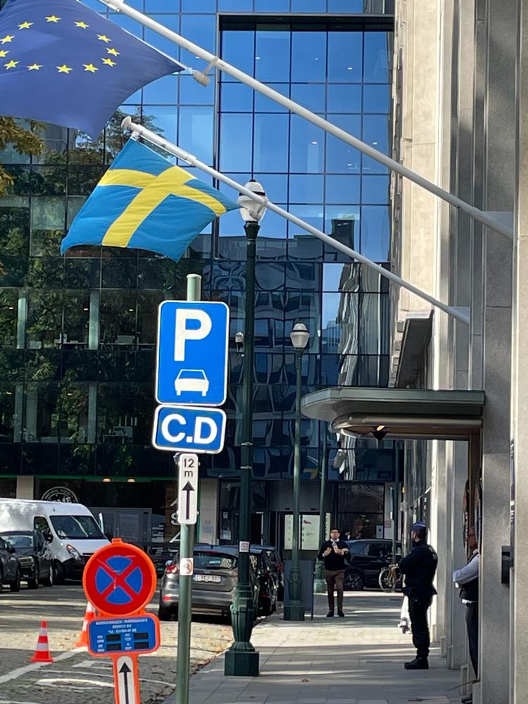 Der stod politi foran den svenske EU-repræsentation, og området blev patruljeret flittigt tirsdag. Bygningen var dog nærmest tom, for alle var blevet bedt om at arbejde hjemme. Foto: Karin Axelsson 