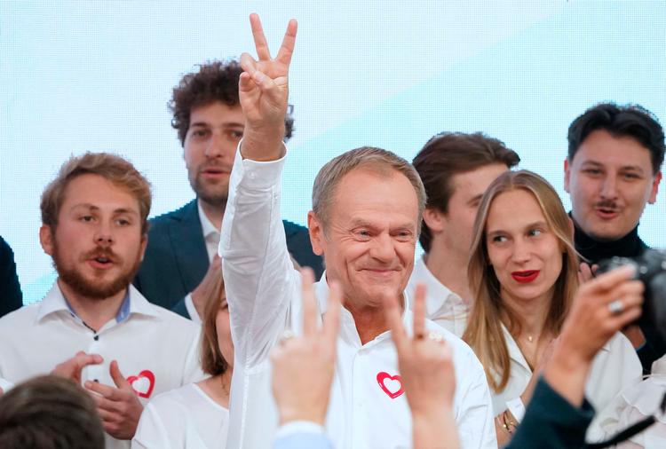 Polens tidligere statsminister Donald Tusk ser ud til at kunne gøre comeback på posten, hvis forhandlingerne om regeringsdannelse forløber som forventet. Men nemt får han det ikke, selv om han er glad for valgets udfald.  Foto: Janek Skarzynski/Ritzau Scanpix