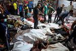 De døde og tilskadekomne efter eksplosionen på Al-Ahli Arab-hospitalet blev fragtet til Al-Shifa-hospitalet andetsteds i Gaza. Foto: Dawood Nemer/Ritzau Scanpix