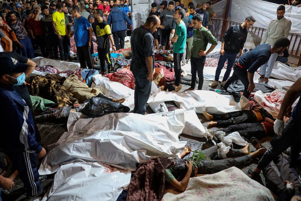 De døde og tilskadekomne efter eksplosionen på Al-Ahli Arab-hospitalet blev fragtet til Al-Shifa-hospitalet andetsteds i Gaza. Foto: Dawood Nemer/Ritzau Scanpix