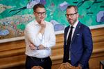 Socialdemokratiets politiske ordfører, Christian Rabjerg Madsen (til venstre), henviser efter kritikken til, at regeringen på under et år har indgået 39 politiske aftaler.  Foto: Jens Dresling