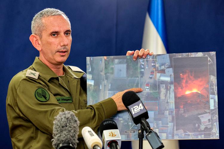 Den israelske hærs talsperson Daniel Hagari med et satellitbillede, der, ifølge Israel, er med til at bevise, at det ikke var Israel, der bombede hospitalet. Foto: Gil Cohen-magen/Ritzau Scanpix