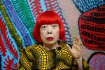 Yahoi Kusama undskylder nu stødende formuleringer i sin selvbiografi. Kusamas Instagramvenlige installationer og prikker har fået folk til at stå i kø i timevis på udstillinger verden over.  Foto: Toru Hanai/Ritzau Scanpix