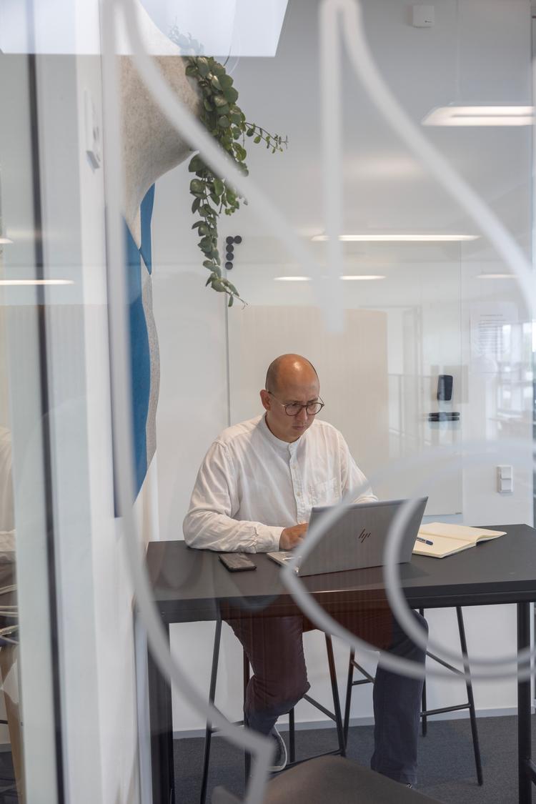  Jorge Ivan Contreras-Cardeno fra Colombia kom til Danmark for at supplere sin akademisk uddannelse med en dansk uddannelse og er blevet i Danmark. Han arbejder hos rådgivningsvirksomheden DBI.   Foto: Miriam Dalsgaard