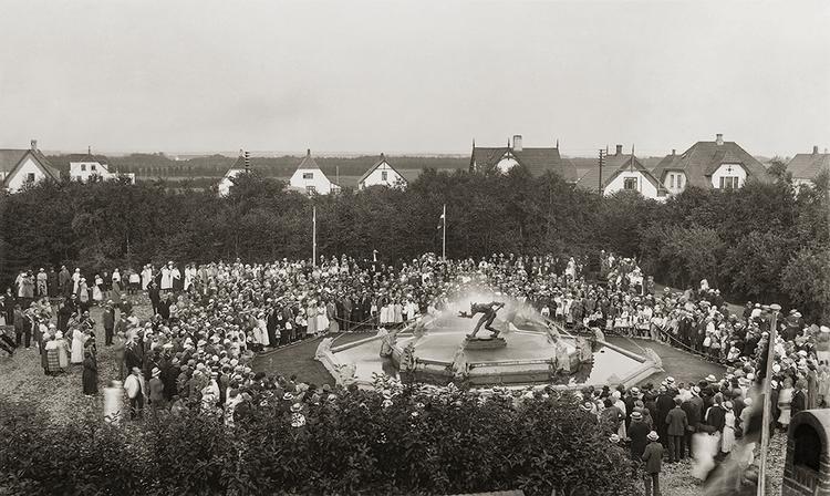 Inden indvielsen af Troldespringvandet i 1923 blev en tung kæde hængt op mellem store marksten for at holde folk på sikker afstand af det brandvarme vand. Foto: Vejen Kunstmuseum