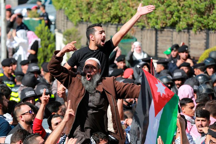 Vreden ulmer og bobler i 'den arabiske gade'. Her i Jordans hovedstad, Amman, men også i både Libanon, Egypten og på Vestbredden, der styres af Det Palæstinensiske Selvstyre, der modsat Hamas i Gaza samarbejder med Israel. Foto: Khalil Mazraawi/Ritzau Scanpix