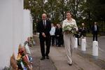Mette Frederiksen lagde blomster ved den israelske ambassade i Hellerup efter angrebet fra Hamas. Efterfølgende kritiserede en journalist for at spørge ind til den palæstinensiske civilbefolkning. Nu udtrykker hun dog sin medfølelse til ofrene for eksplosionen på hospitalet i Gaza. Foto: Olafur Steinar Gestsson/Ritzau Scanpix