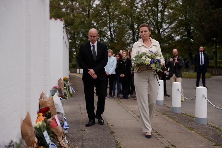 Mette Frederiksen lagde blomster ved den israelske ambassade i Hellerup efter angrebet fra Hamas. Efterfølgende kritiserede en journalist for at spørge ind til den palæstinensiske civilbefolkning. Nu udtrykker hun dog sin medfølelse til ofrene for eksplosionen på hospitalet i Gaza. Foto: Olafur Steinar Gestsson/Ritzau Scanpix