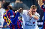     Aab håndbold i EHF Final4 turneringen i Køln. Klar til finalen mellem Barcelona Håndbold &amp; Aalborg Håndbold. Storsejr til Barcelona. Dika Mem (24) og Benjamin Jakobsen (2) Aalborg.   Foto: René Schütze/Fotograf René Schütze