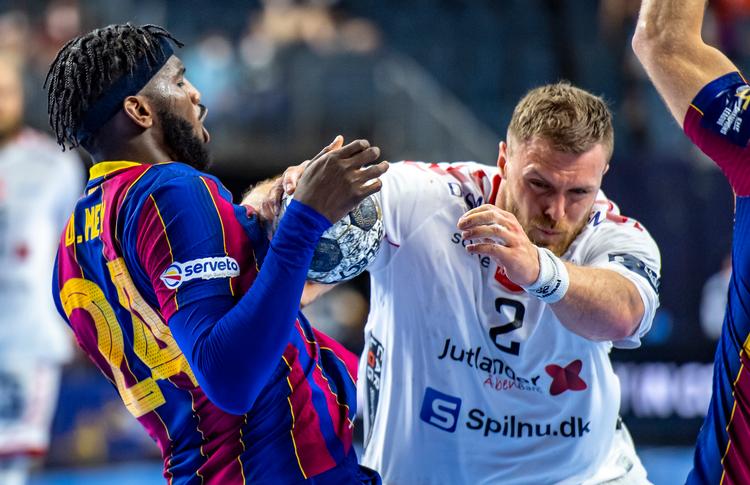     Aab håndbold i EHF Final4 turneringen i Køln. Klar til finalen mellem Barcelona Håndbold &amp; Aalborg Håndbold. Storsejr til Barcelona. Dika Mem (24) og Benjamin Jakobsen (2) Aalborg.   Foto: René Schütze/Fotograf René Schütze