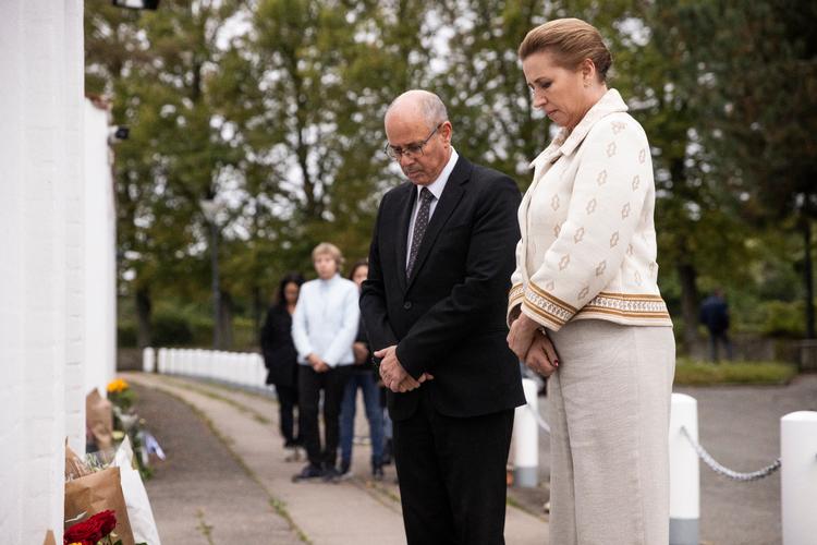 Statsminister Mette Frederiksen (S) lagde 10. oktober blomster ved Israels ambassade i København sammen med Israels ambassadør, David Akov. Mette Frederiksen har tidligere understreget at Danmark står bag Israel.. (Foto: Ólafur Steinar Rye Gestsson/Ritzau Scanpix) Foto: Ólafur Steinar Rye Gestsson/Ritzau Scanpix