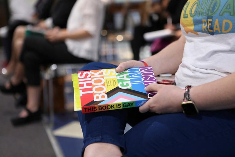 Under et møde i skoledistriktet Hillsborough County har en af de fremmødte medbragt en bog med titlen 'This Book is Gay' for at vise sin modstand mod loven kaldet 'Don't Say Gay' som har betydet, at flere bøger er blevet fjernet fra nogle skolers undervisningslokaler og biblioteker i Florida.  Foto: Octavio Jones/Ritzau Scanpix