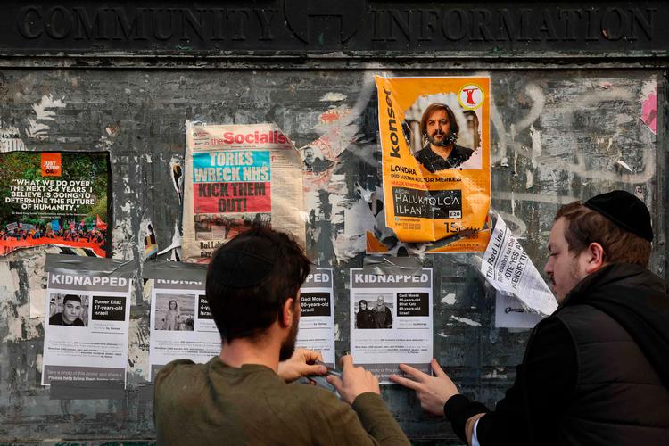 Plakater, der efterlyser kidnappede eller savnede israelere, bliver sat op i London. Ifølge The New York Times har Hamas logget ind på flere af de kidnappedes Facebook-sider. Foto: Daniel Leal/Ritzau Scanpix
