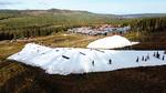 Et bælte af sne fra sidste sæson ligger midt i det ellers grønne landskab i svenske Kläppen. Foto: Kläppen Ski Resort