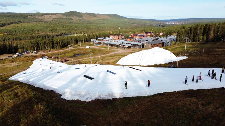Et bælte af sne fra sidste sæson ligger midt i det ellers grønne landskab i svenske Kläppen. Foto: Kläppen Ski Resort