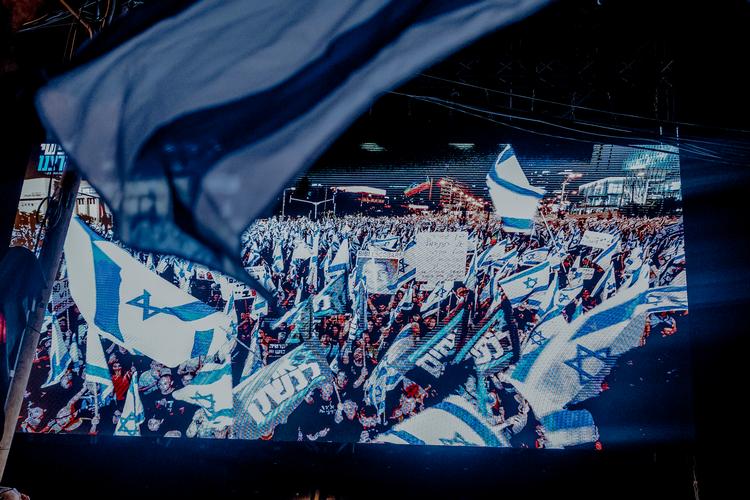 Det israelske forår. Israel gennemlever en voldsom konflikt om demokrati og landets sjæl. Hver lørdag siden januar har flere end 100.000 israelere demonstreret i Tel Aviv og 150 andre byer og landsbyer. Demonstranterne protesterer mod den nationalreligiøse regering. Foto: Christian Falck Wolff