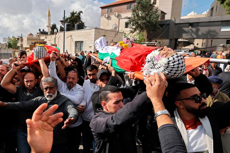 Palæstinensere bærer ligene af to unge teenagere, der blev dræbt i konfrontation med israelske bosættere og militær 18. oktober. Foto: Jaafar Ashtiyeh/Ritzau Scanpix