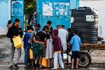 Børn henter vand fra en transportabel cisterne i det sydlige Gaza 19. oktober. Over en million indbyggere i det belejrede område er afhængige af nødhjælp, som har været blokeret. Foto: Mohammed Abed/Ritzau Scanpix