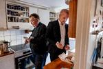 På vej ind eller ud af retten? Claus Hjort Frederiksen og Lars Findsen venter på anklagemyndighedens afgørelse. Arkivfoto. Foto: Jacob Ehrbahn