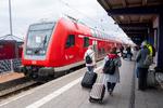 Tyskland har indført et billigt månedskort til bus, lokal- og regionaltog, som har givet mange nye kunder hen over sommeren. Foto: Philip Dulian/Ritzau Scanpix