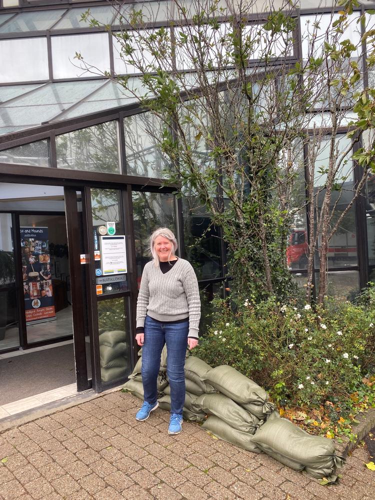 Helle Taulbjerg ejer Hotel Europa i Aabenraa, der tidligere er blevet oversvømmet under et stormvejr. Sammen med medarbejderne har hun lavet sandsække, så de kan forsøge at bremse vandet, hvis det sker igen.  Privatfoto. Foto: Privatfoto.